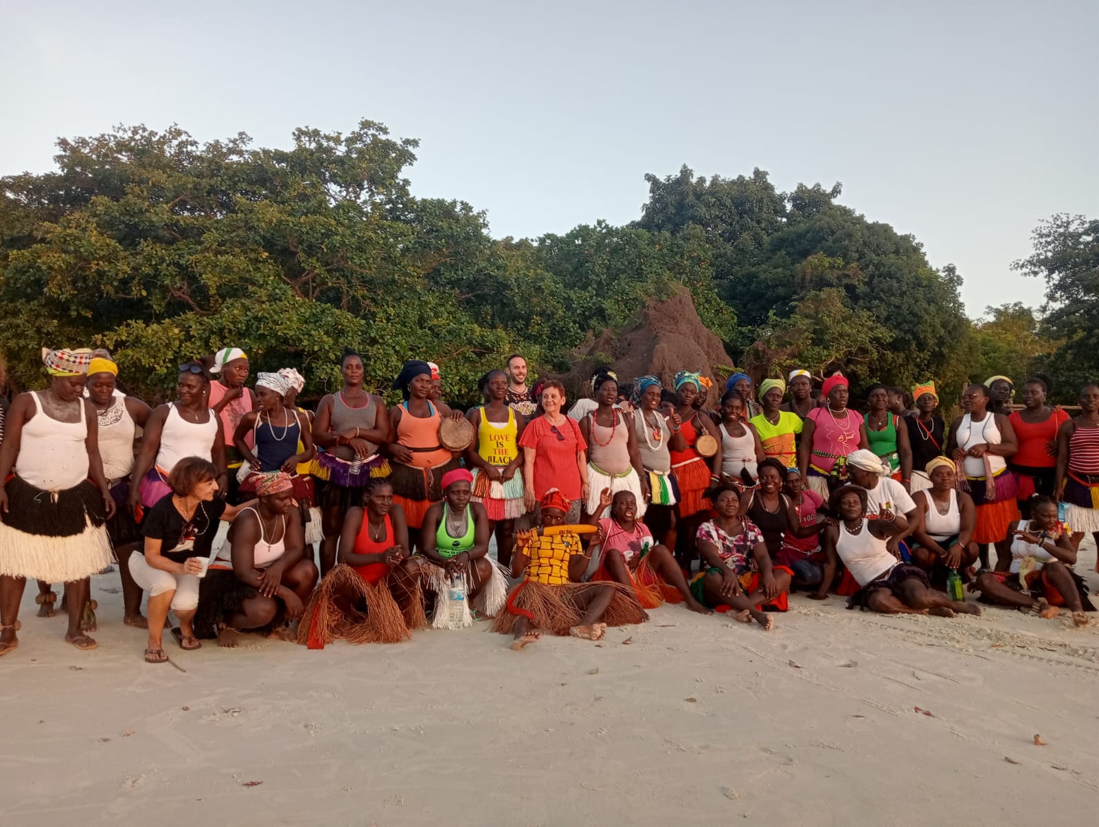 EXPOSICIÓN Y VENTA SOLIDARIA CON LA POBLACIÓN DE LAS ISLAS BIJAGÓ